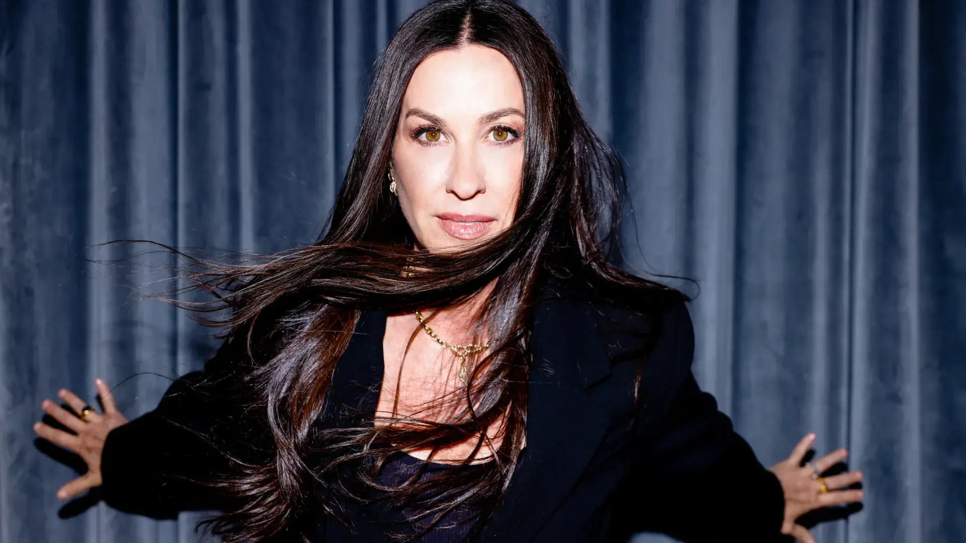 Η Alanis Morissette κυκλοφορεί χριστουγεννιάτικο άλμπουμ