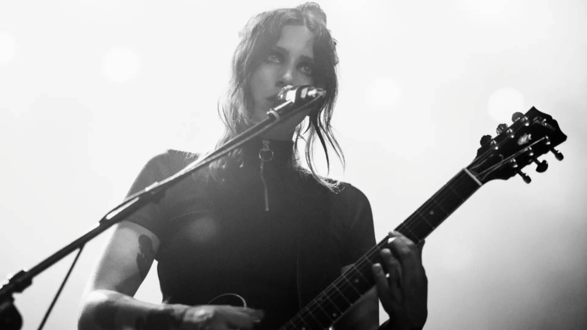 Η Chelsea Wolfe μοιράστηκε τη σκηνή με τον Joe Duplantier των Gojira στη Νέα Υόρκη