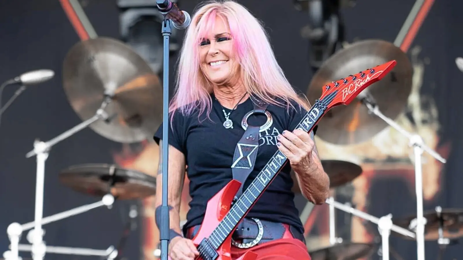 Η Lita Ford επιστρέφει δισκογραφικά με το “Dracula”